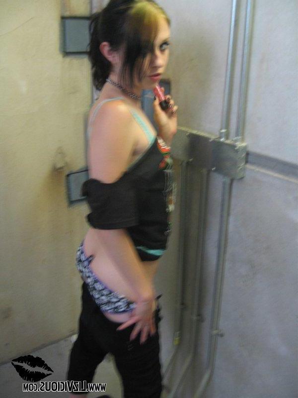 20P Pictures of teen Liz Vicious toying her hot wet pussy