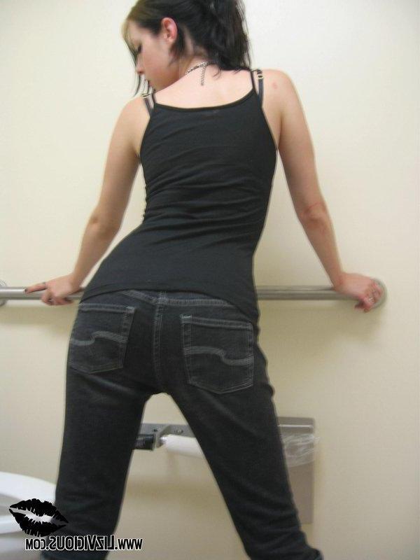 20P Pictures of Liz Vicious toying her tight pussy