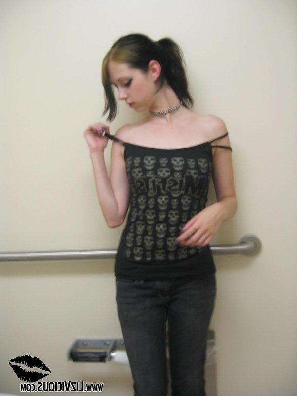 20P Pictures of Liz Vicious toying her tight pussy