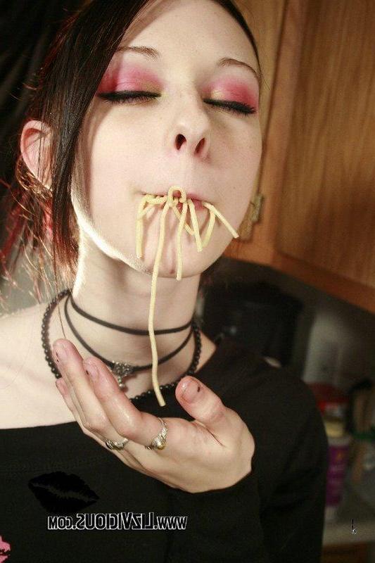 20P Pictures of Liz Vicious making a mess in the kitchen