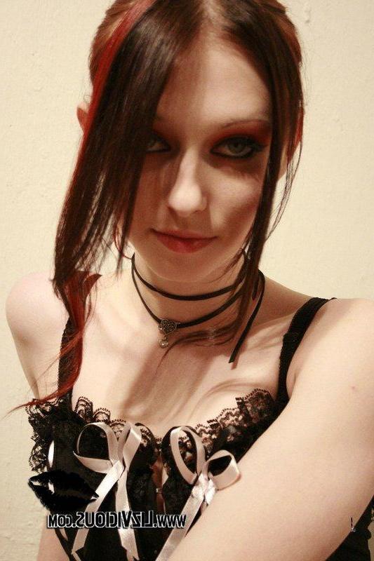 20P Pictures of Liz Vicious in a corset