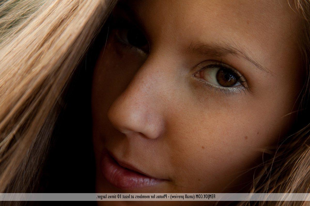 16P Pictures of hot teen girl Lizzie in Path of Beauty