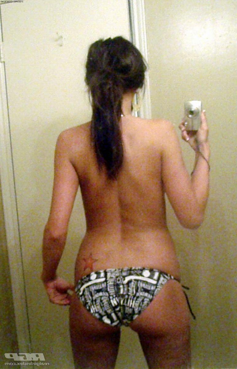 15P Busty babe London Hart shares some naughty selfies