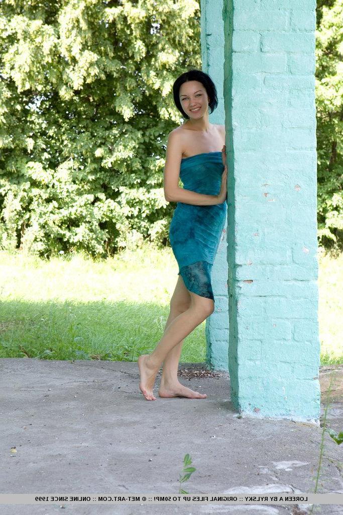18P Pictures of teen beauty Loreen A showing her naked body outside