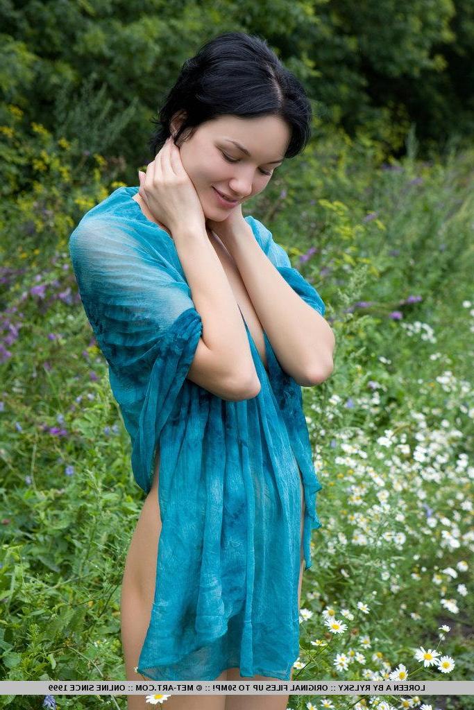18P Pictures of teen beauty Loreen A showing her naked body outside