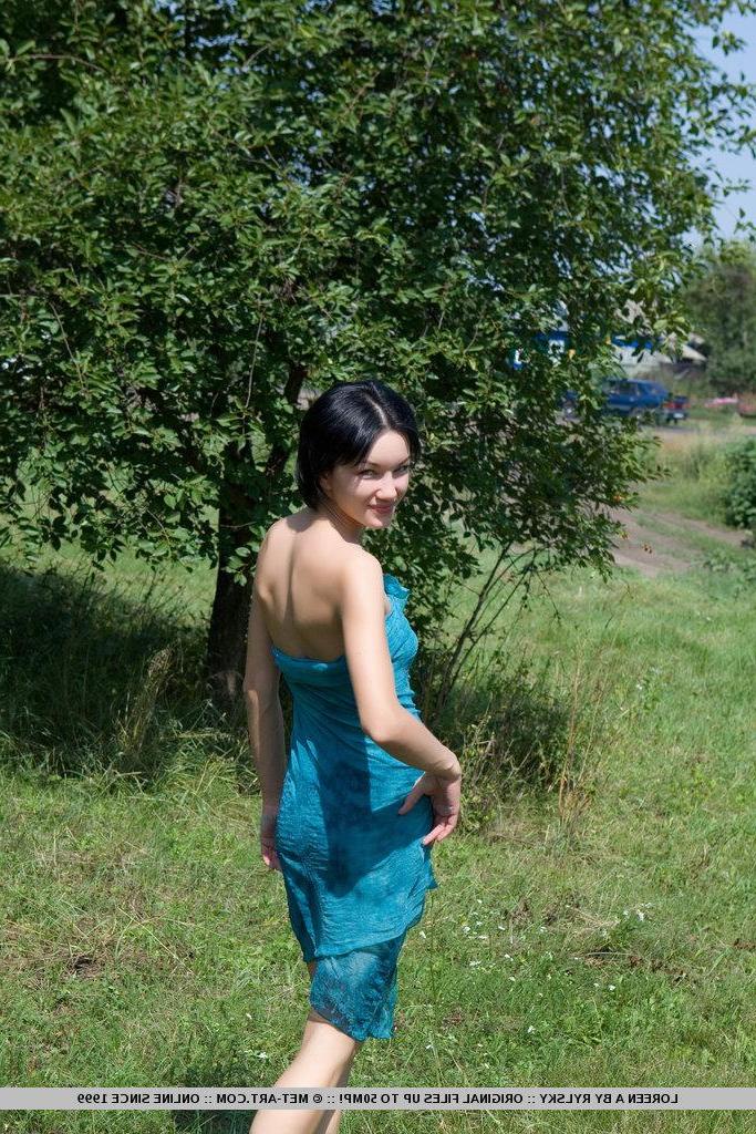 18P Pictures of teen beauty Loreen A showing her naked body outside