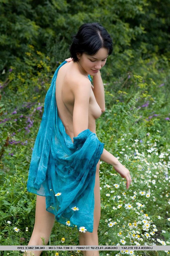 18P Pictures of teen beauty Loreen A showing her naked body outside