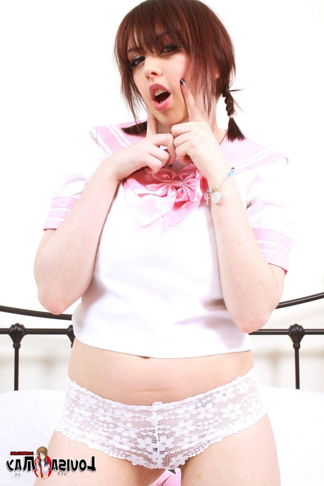 16P Pictures of teen Louisa May sucking on something hard