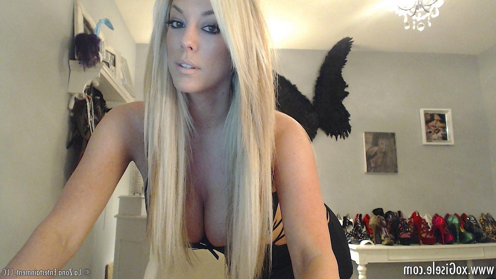 15P Busty babe xoGisele gives a hot sloppy blow job to her toy dildo