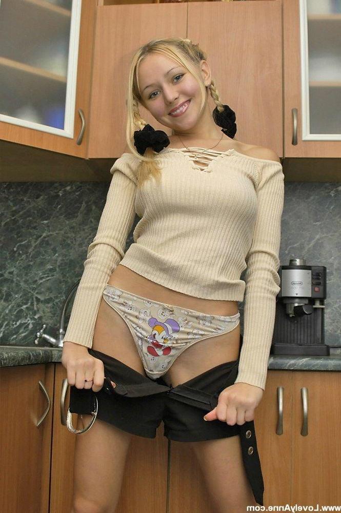 15P Ann masturbates in the kitchen