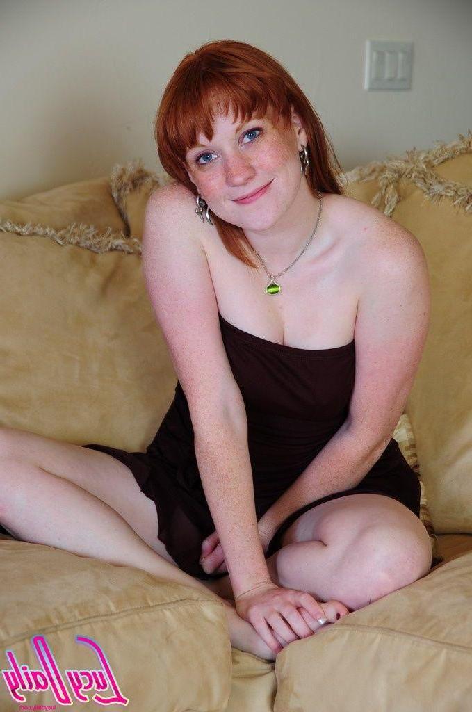 20P Pictures of teen amateur Lucy Daily toying her tight teen pussy