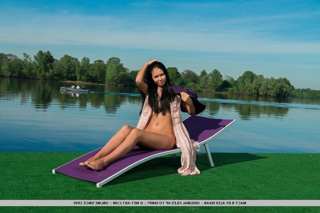 18P Pictures of teen beauty Macy B completely naked for you outside