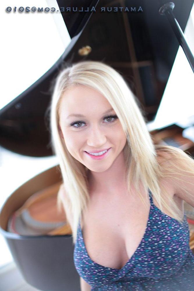 16P Busty blonde teen spreads pussy and sucks cock like a pro