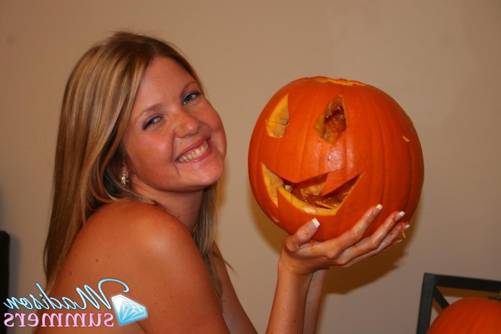 20P Pictures of Madison Summers getting ready for Halloween