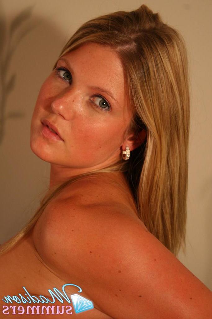 20P Pictures of teen amateur Madison Summers getting ready for Halloween