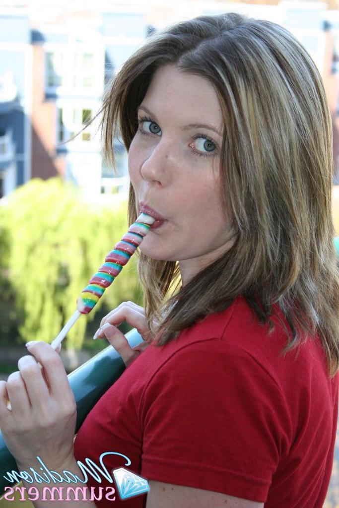 20P Pictures of teen amateur Madison Summers putting something long and hard in her