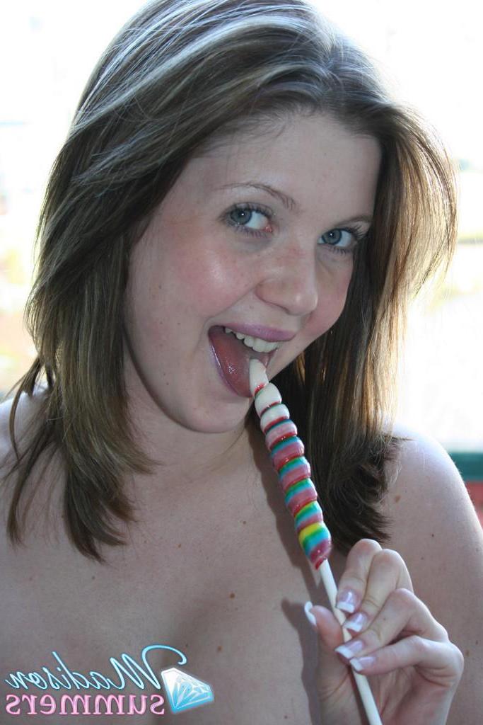 20P Pictures of teen amateur Madison Summers putting something long and hard in her