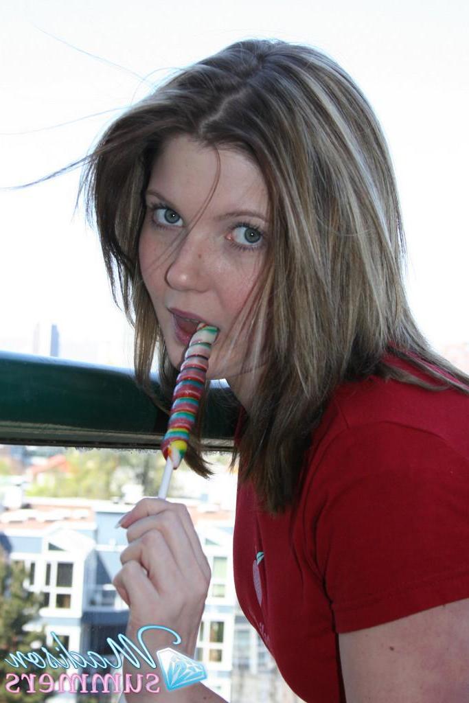 20P Pictures of teen amateur Madison Summers putting something long and hard in her