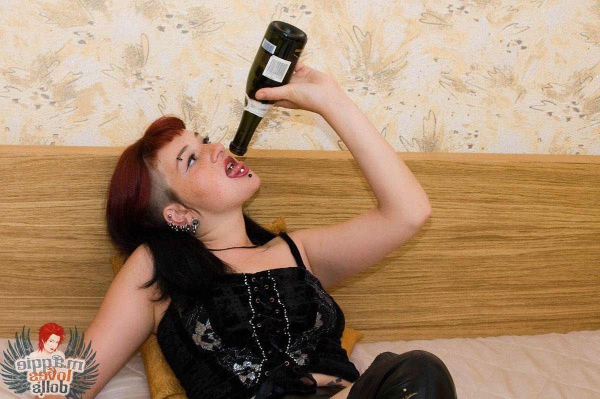 16P Pictures of teen Maggie Loves Dolls playing with her pussy in bed