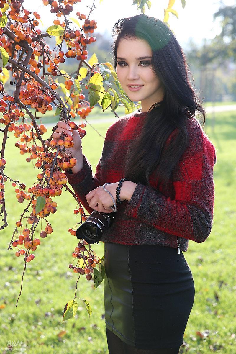 16P Brunette beauty Malena shows off her beautiful body in "No nude"