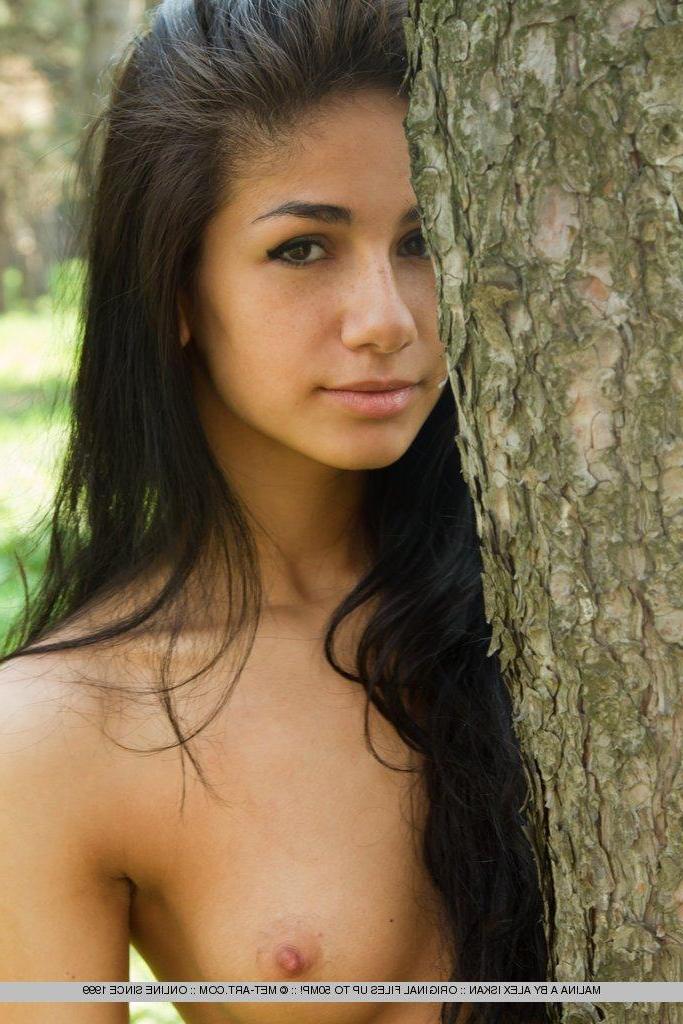 18P Pictures of teen beauty Malina A getting naked outside
