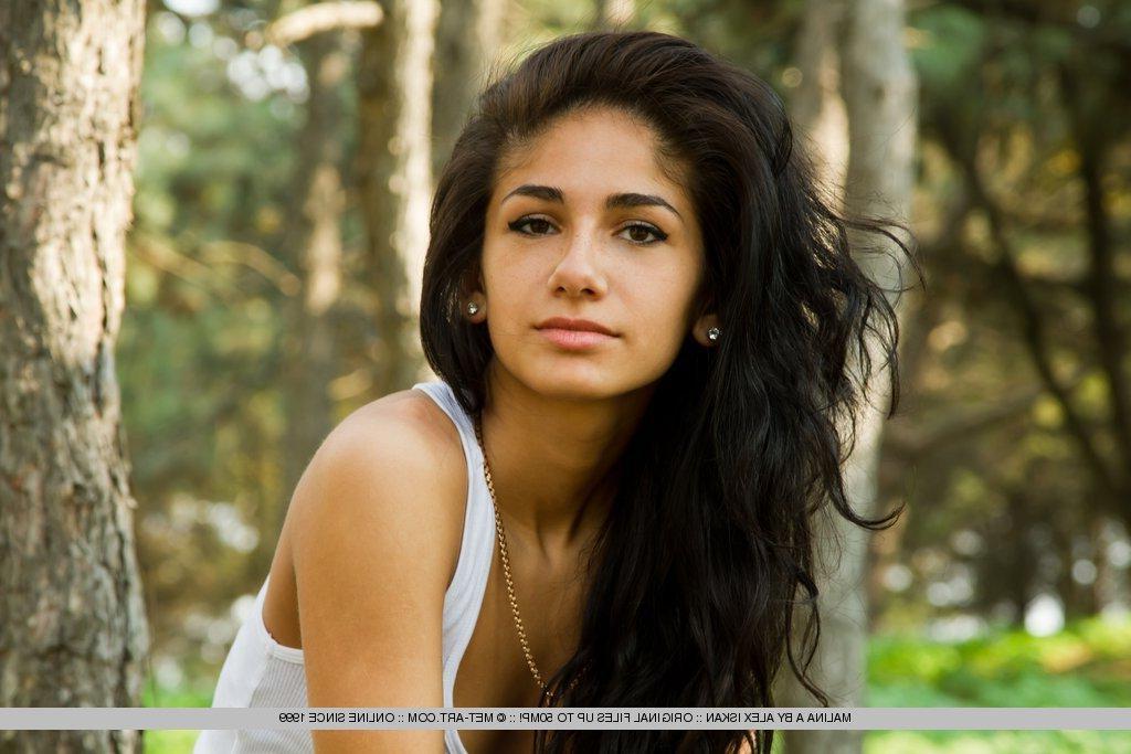 18P Pictures of teen beauty Malina A getting naked outside