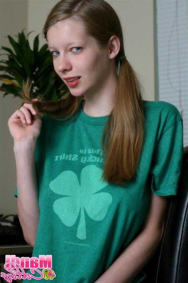 16P Pictures of teen model Mandi Collins teasing at her desk