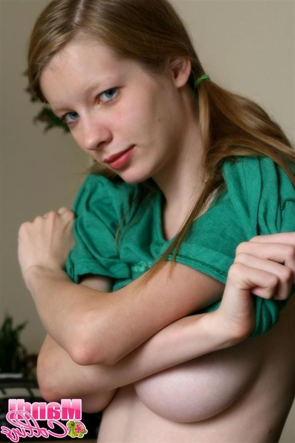 16P Pictures of teen model Mandi Collins teasing at her desk