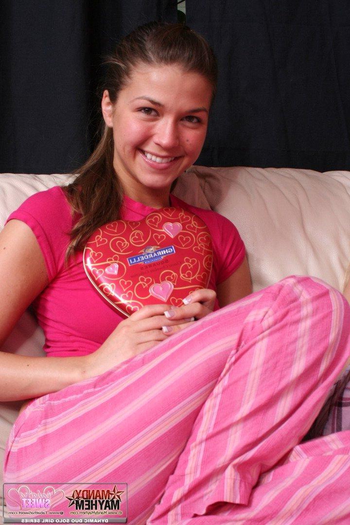 15P Pictures of Mandy Mayhem hanging out with her girlfriends