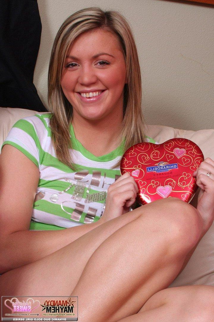 15P Pictures of Mandy Mayhem hanging out with her girlfriends