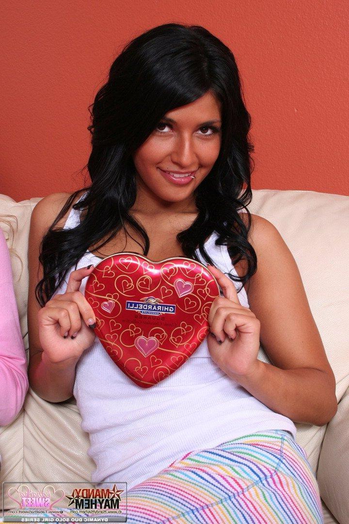 15P Pictures of Mandy Mayhem hanging out with her girlfriends
