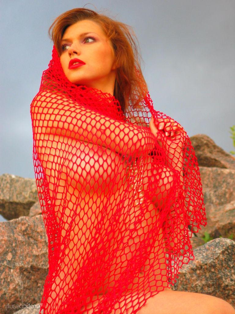 16P Busty redhead Maria D shows her sexy body by the beach