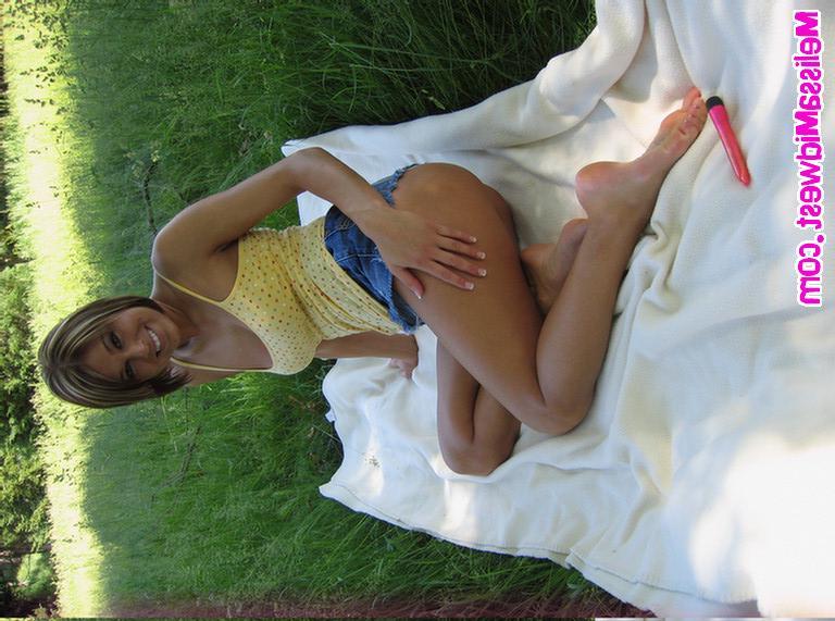 20P Pictures of Melissa Midwest toying her pussy outside