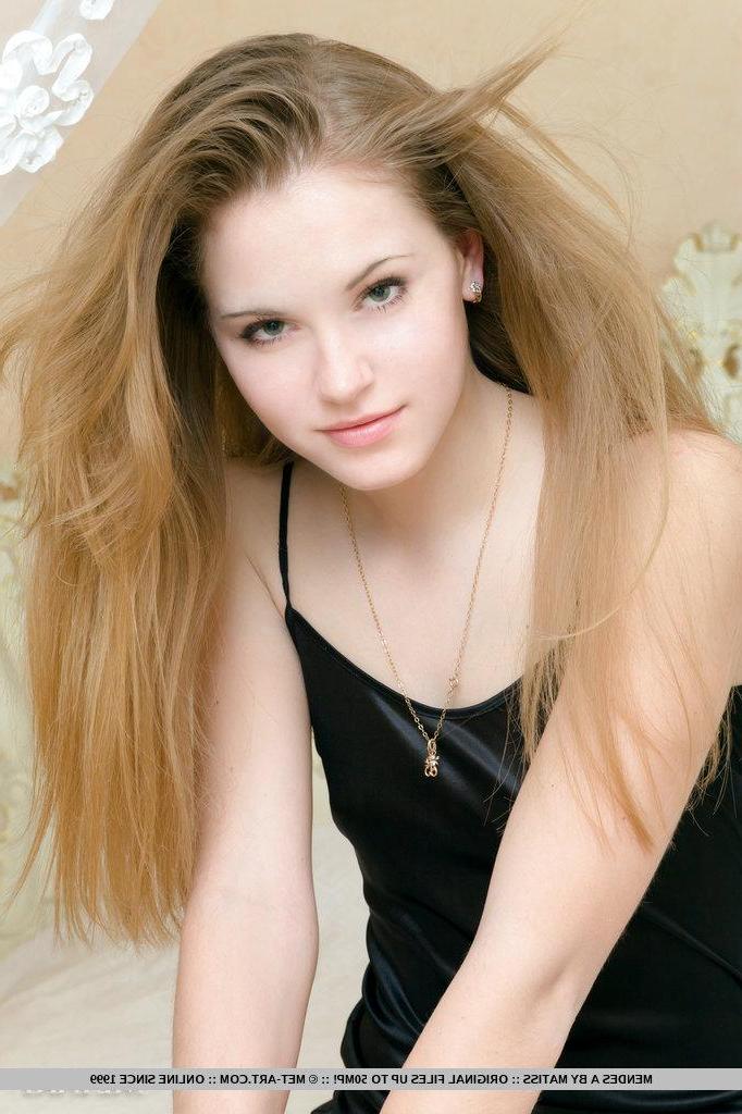 18P Pictures of teen beauty Mendes A showing her gorgeous body