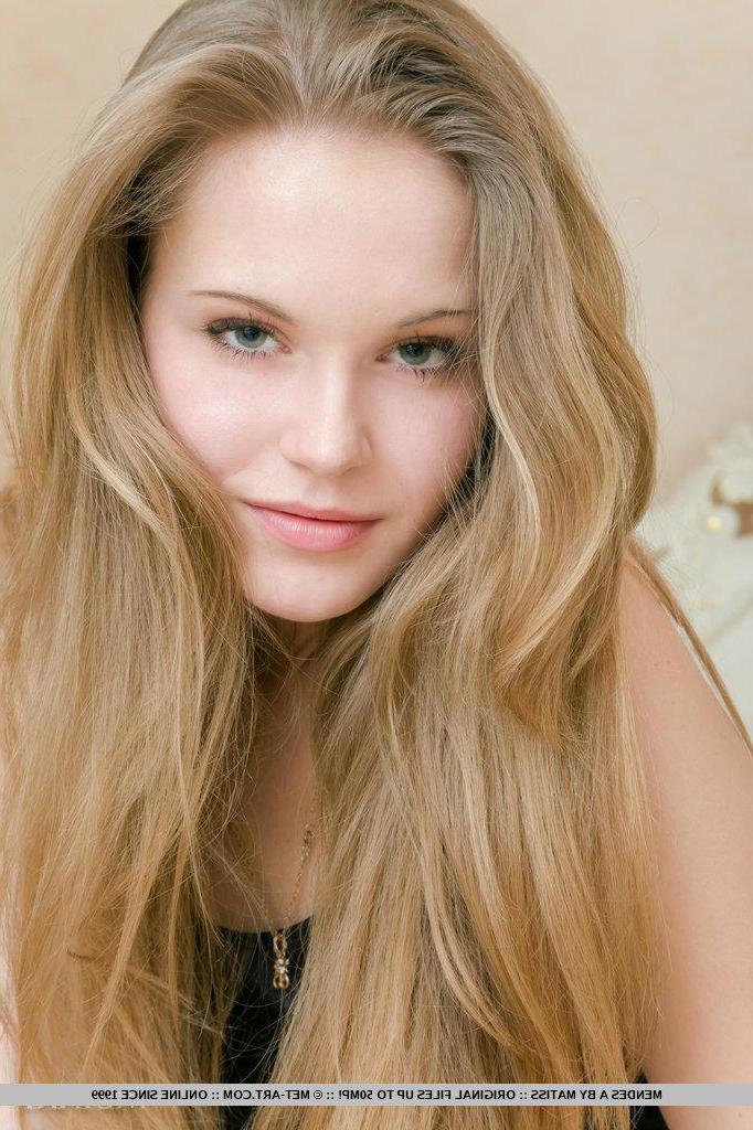 18P Pictures of teen beauty Mendes A showing her gorgeous body
