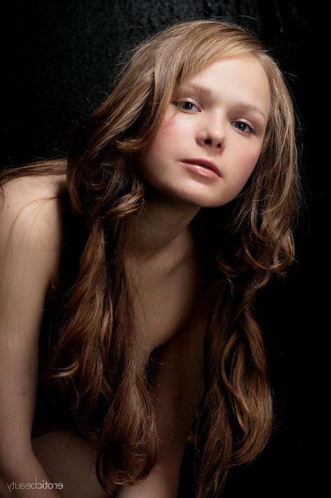 16P Erotic Beauty Mia strips out of her red dress for you
