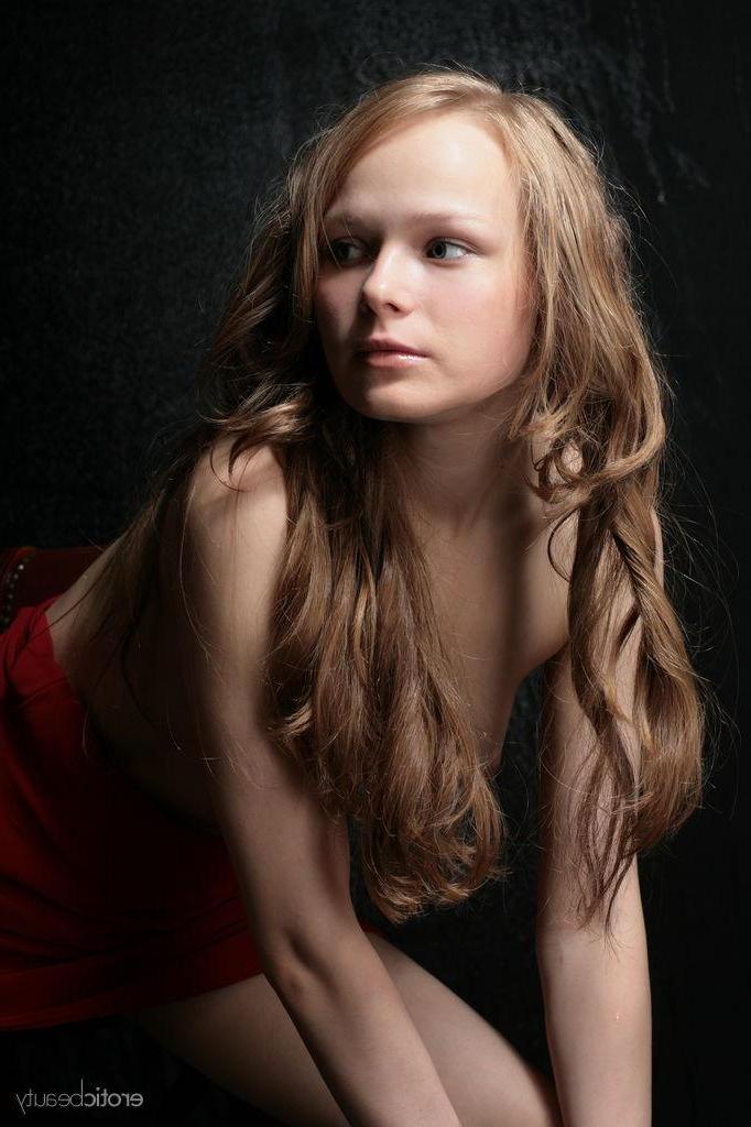 16P Erotic Beauty Mia strips out of her red dress for you