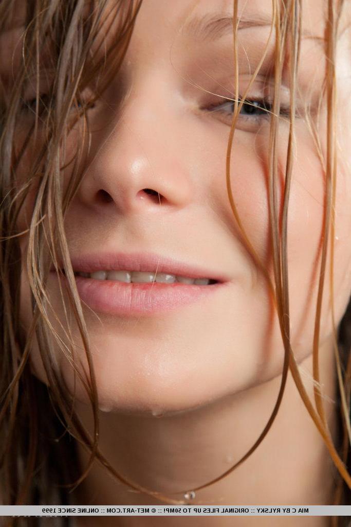 18P Pictures of teen beauty Mia C getting nice and wet for you