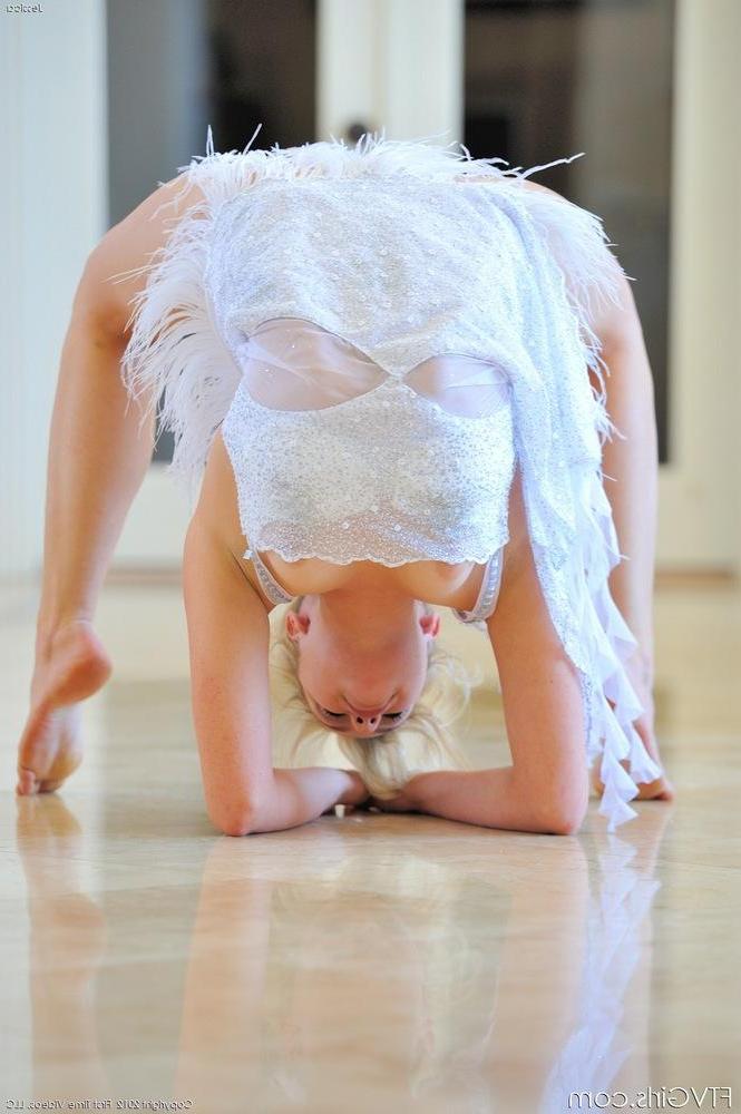 15P Pictures of blonde teen Jessica being your private beautiful contortionist
