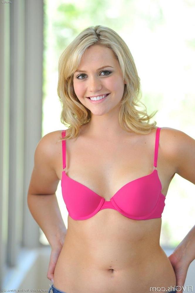 16P Pictures of blonde teen Jessica showing you her sexy nude body