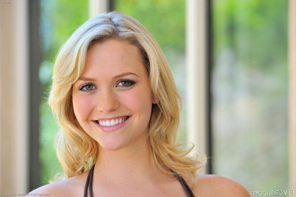 16P Pictures of blonde teen Jessica showing you her sexy nude body