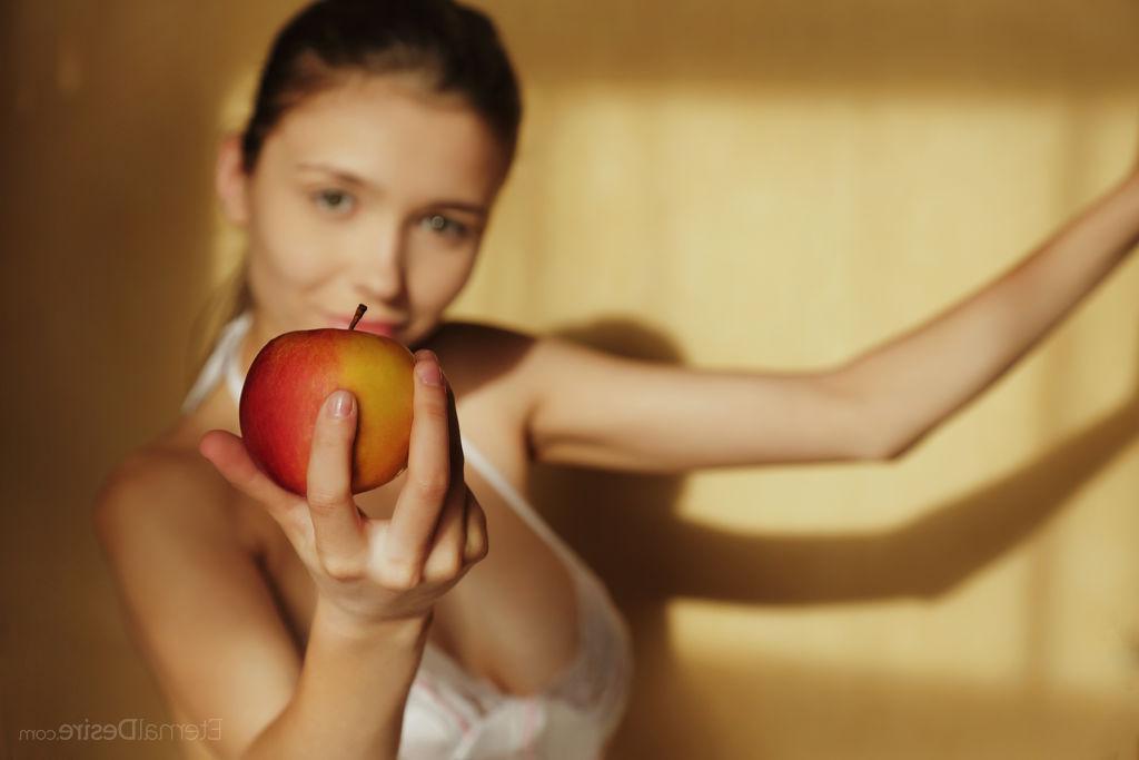 16P Stunning girl Mila Azul gives you her amazing body in "FRUTA"