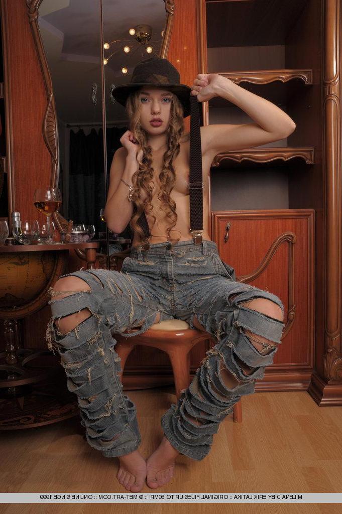18P Pictures of teen beauty Milena D in a sexy hat and nothing else