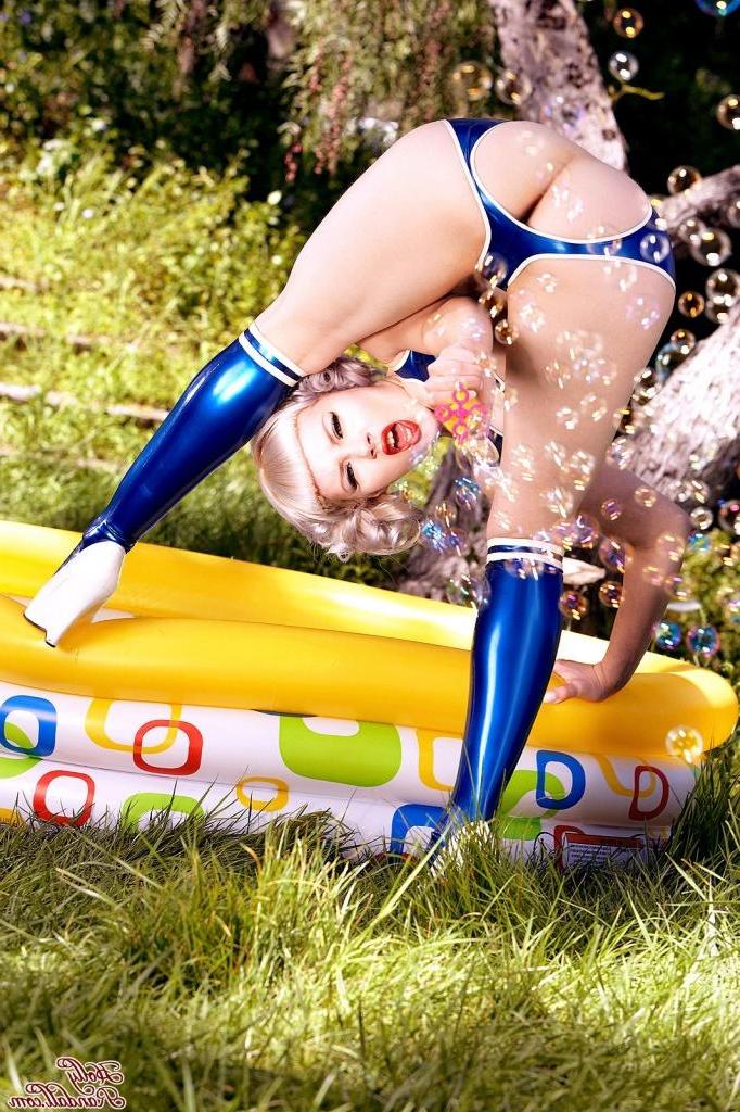 15P Mosh is mouthwatering in shiny blue latex, playing in her paddling pool