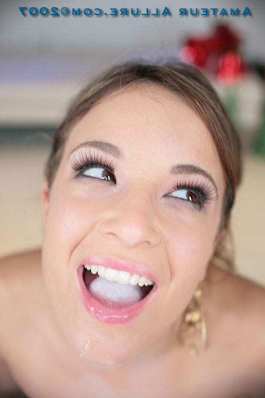 16P Gorgeous teen beauty gives head and gets her pussy fucked