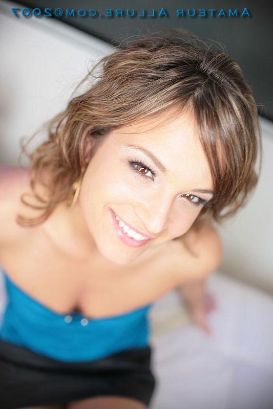 16P Gorgeous teen beauty gives head and gets her pussy fucked