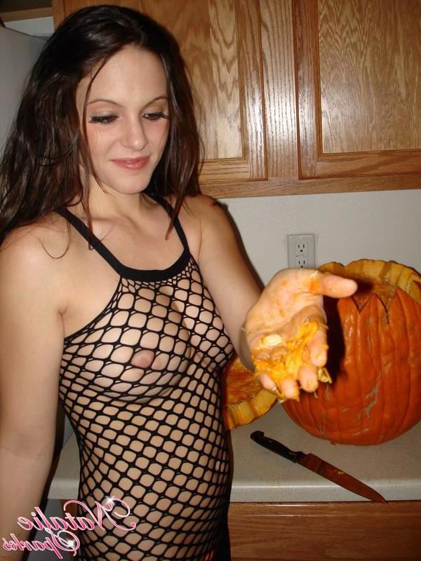 20P Pictures of Natalie Sparks carving her Halloween pumpkin