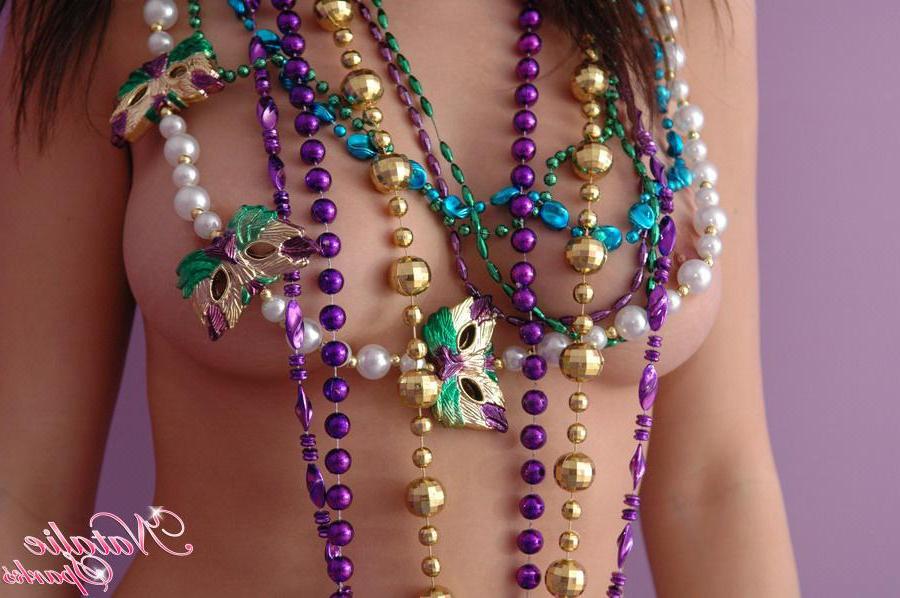 19P Pictures of Natalie Sparks showing off her beads