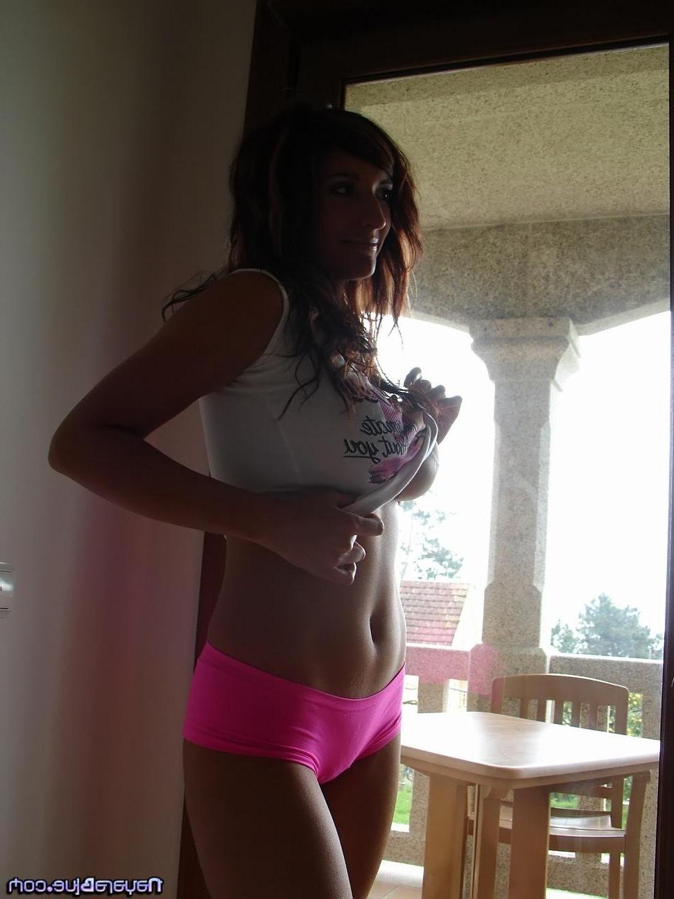 20P Pictures of Nayara Blue taking out her big juggs