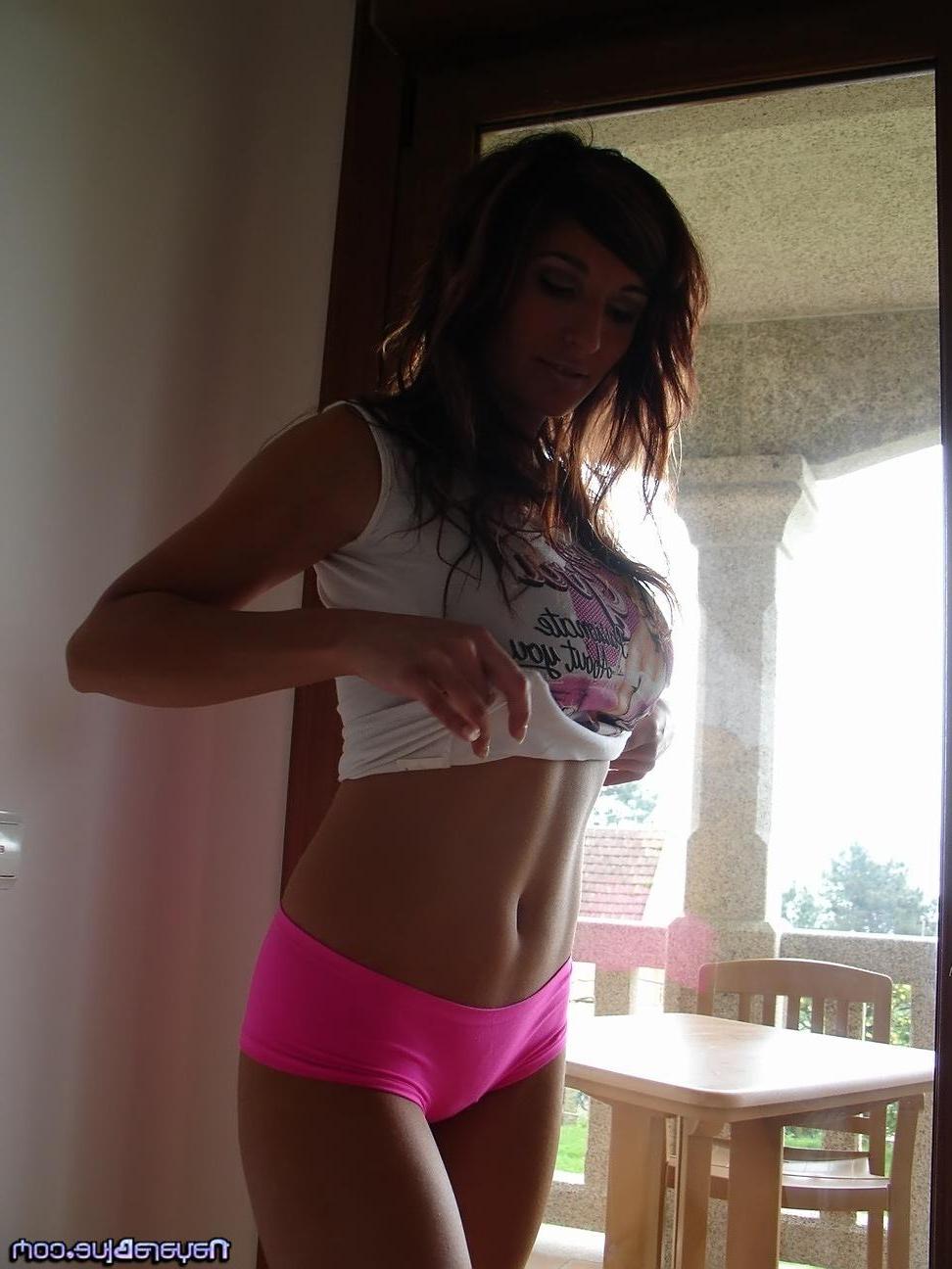 20P Pictures of Nayara Blue taking out her big juggs